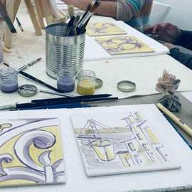 Dipingi la tua piastrella e crea il tuo pezzo unico in una galleria d'arte a Lisbona
