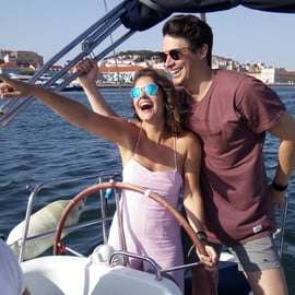 Lisbona: giro in barca a vela al tramonto in piccolo gruppo con vino e stuzzichini