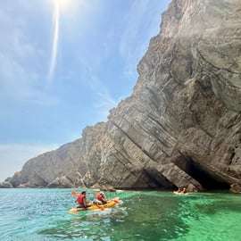 Da Lisbona: Tour per piccoli gruppi in kayak del parco di Arrabida