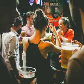 Lisbona: Pub Crawl con Open Bar e ingresso al Club VIP
