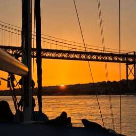 Tramonto a bordo di una barca a vela a Lisbona!