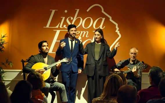Lisbona: spettacolo serale intimo di musica fado dal vivo con vino Porto