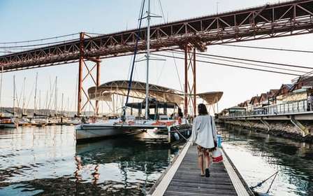 Lisbona: Tour in catamarano al tramonto con musica e bevande