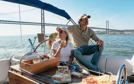 Lisbona: Crociera in barca a vela con vista sulla città con bevande e snack