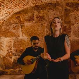 Lisbona: Spettacolo di Fado con vino in un luogo storico