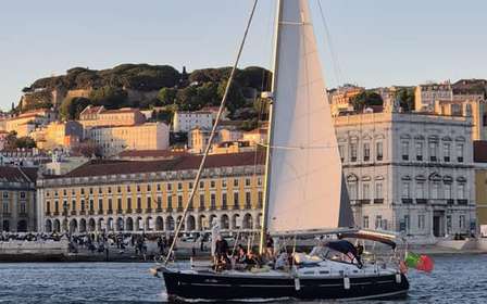 Lisbona: giro in barca a vela al tramonto in piccolo gruppo con vino e stuzzichini