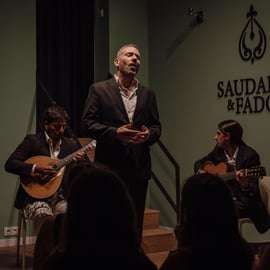 Lisbona: Spettacolo di Fado con vino Quinta do Gradil a Baixa-Chiado