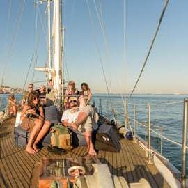 Lisbona: tour in barca a vela classica al tramonto con vino e tapas