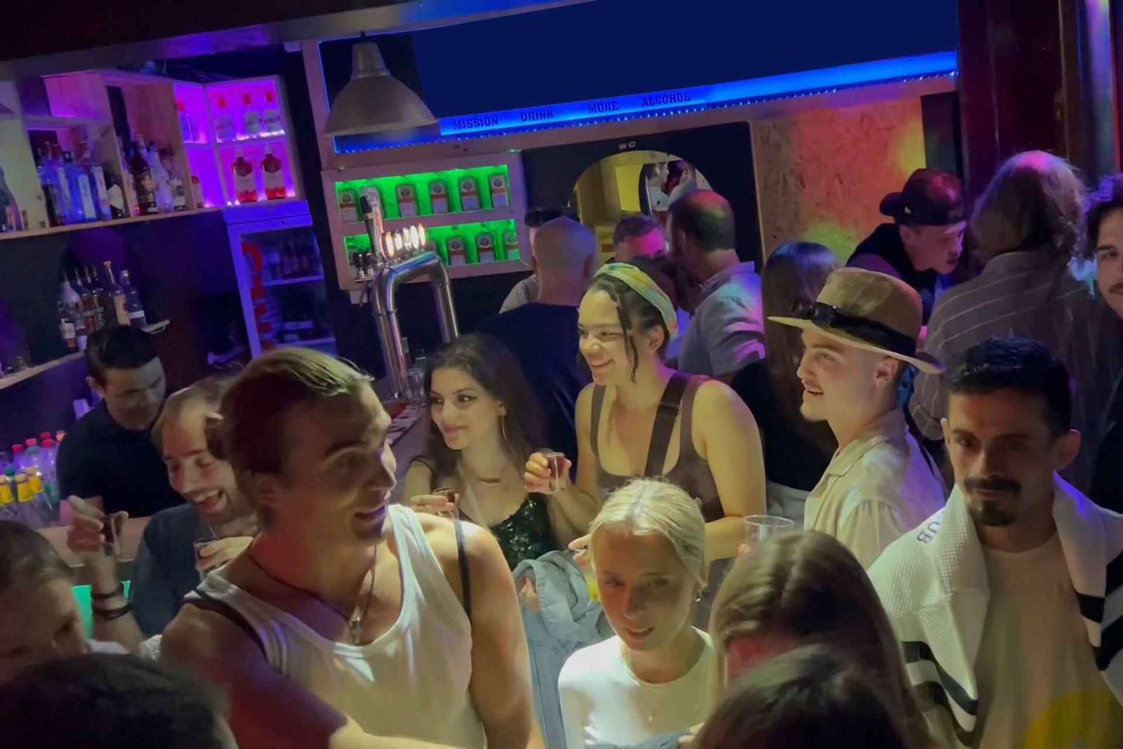 Lisbona Pub Crawl: Bevande e shot illimitati e ingresso al club V.I.P.